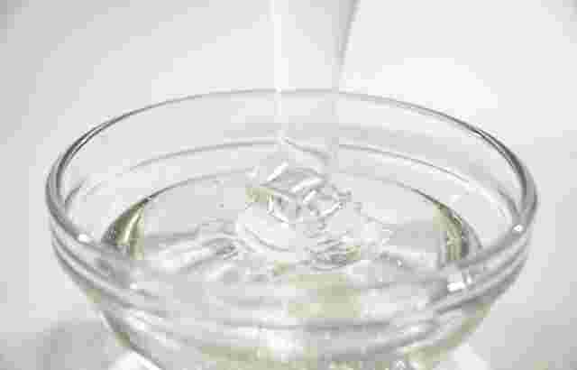 器に注がれる水飴