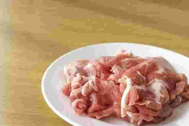 皿に乗った生の豚肉
