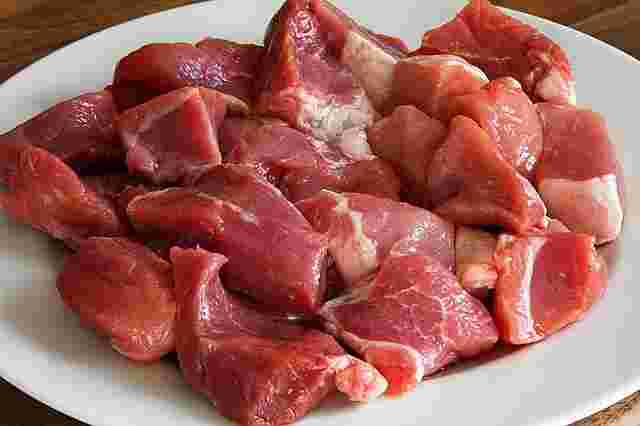 皿に乗った生の豚肉