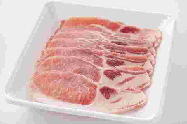 パックに入った生の豚肉