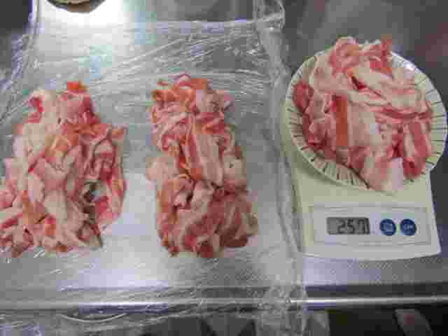 ラップの上で小分けにされた豚肉