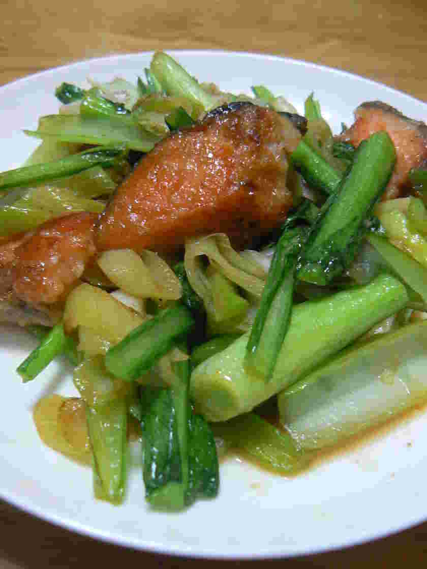 天津飯の献立に合う鮭と小松菜の中華炒め