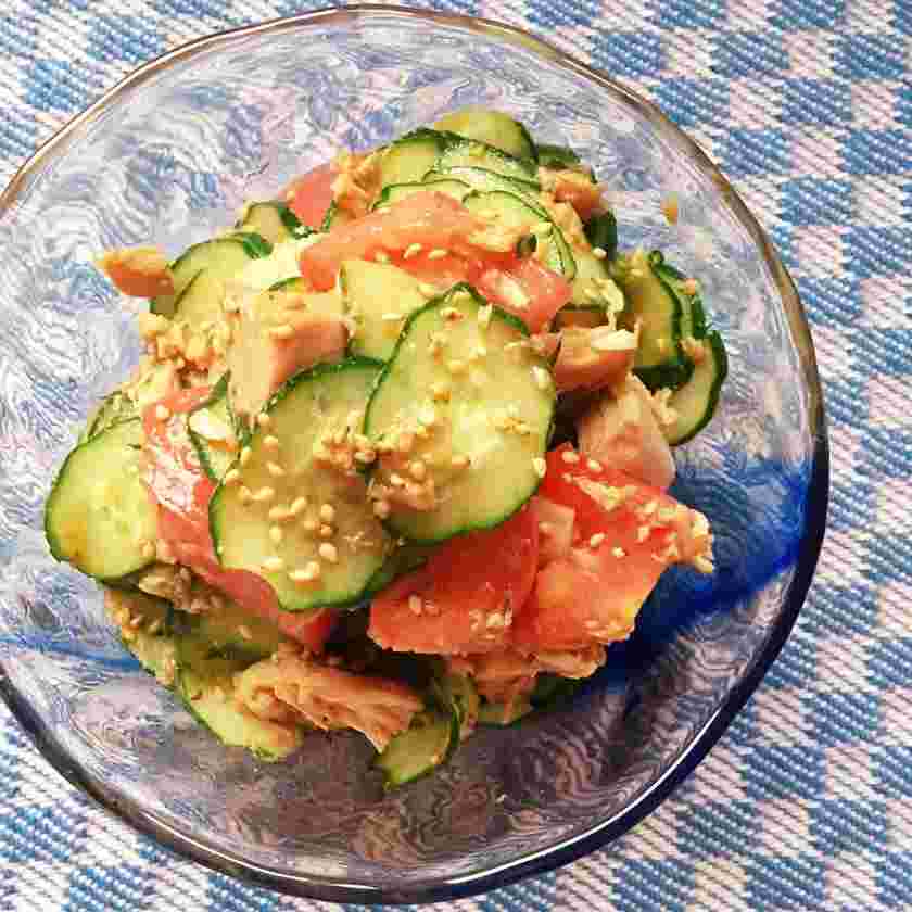 天津飯の献立に合うトマトときゅうりとツナのさっぱり中華サラダ