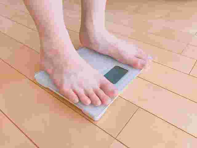 体重計に乗っている人の足