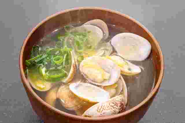 熱々にしたあさりの味噌汁