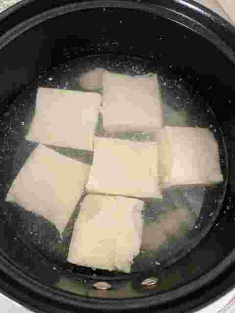 湯に浸かっている豆腐