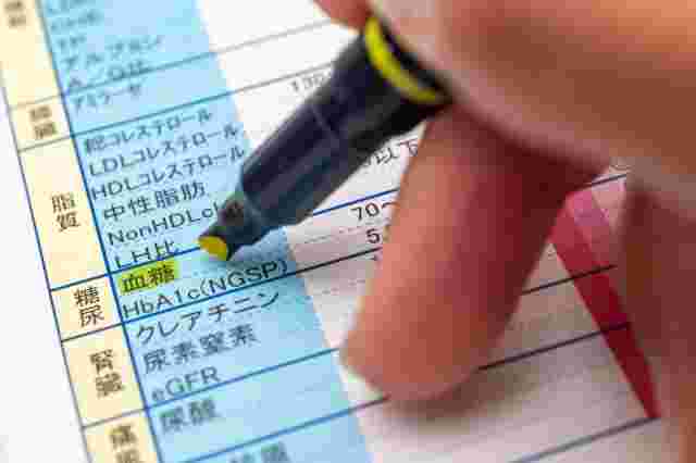 診断結果の血糖にマーカーを引く手