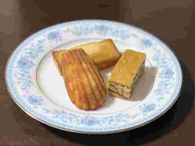 皿に乗った焼き菓子