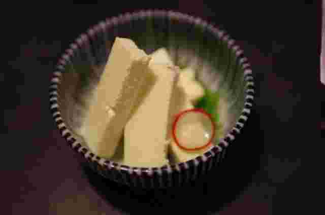 カビの増殖を抑えるため味噌漬けにしたクリームチーズ