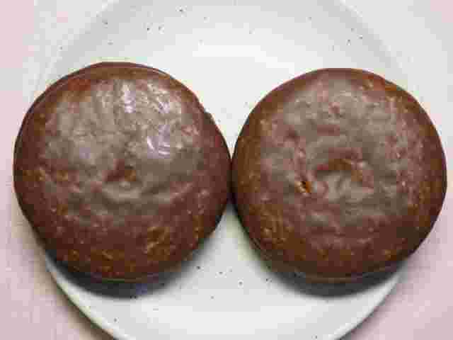 皿に乗った2個のチョコパイ