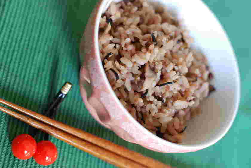 トンテキの献立に合うショウガの五穀米炊き込みご飯