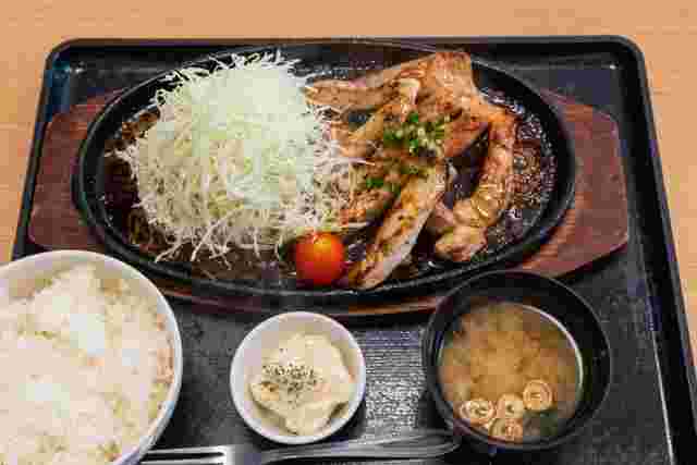 お盆に乗ったトンテキの定食