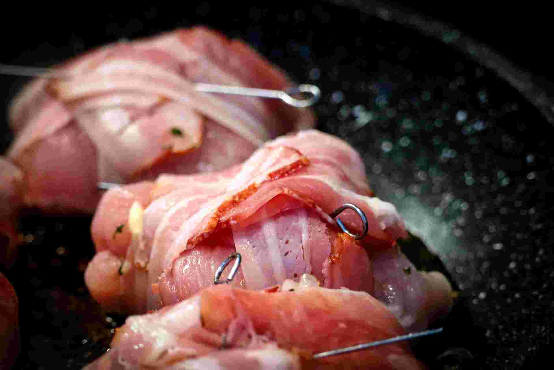 グリルで焼かれるベーコン