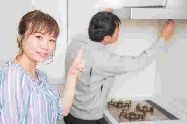 換気扇カバーを取り付ける人