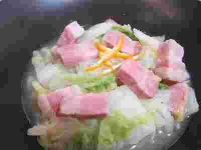 白菜とベーコンを煮込んだ和風料理