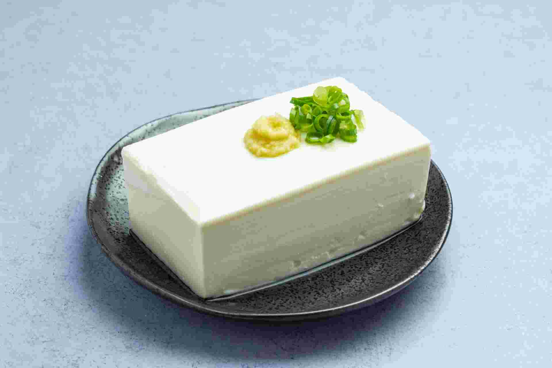 しょうがとねぎを乗せた豆腐
