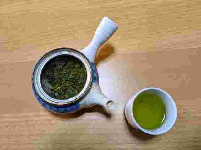 蓋のない急須と緑茶の入った湯呑