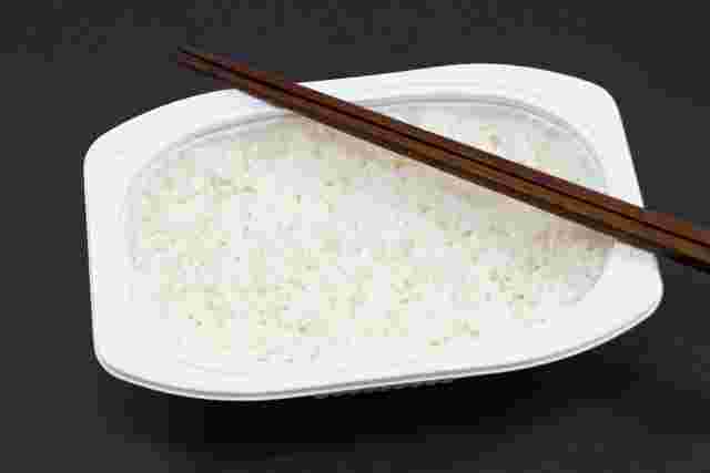 パックご飯と箸