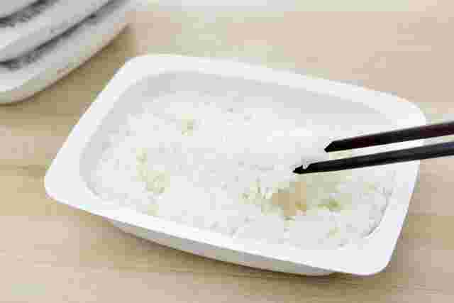パックご飯と箸