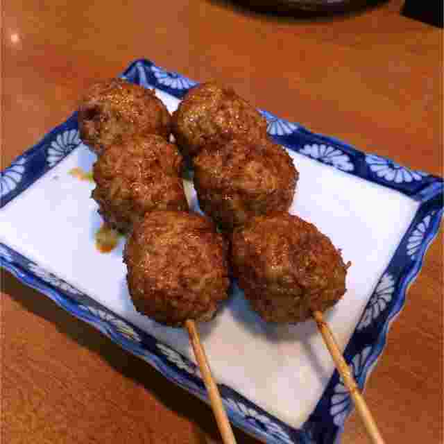 皿に乗ったつくねの串焼き