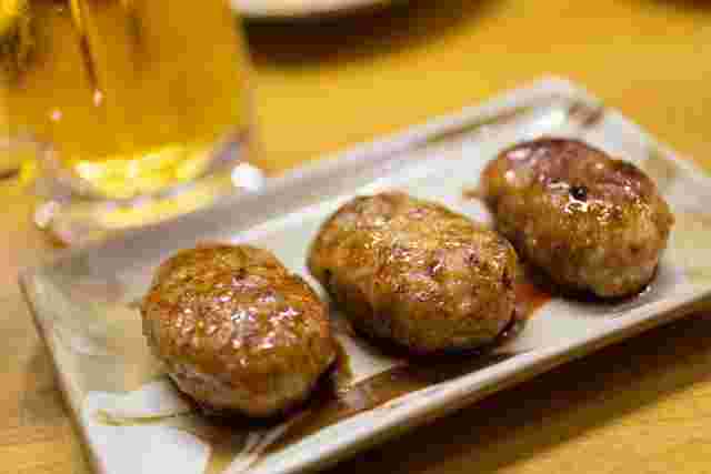 皿に並んだつくねとビール
