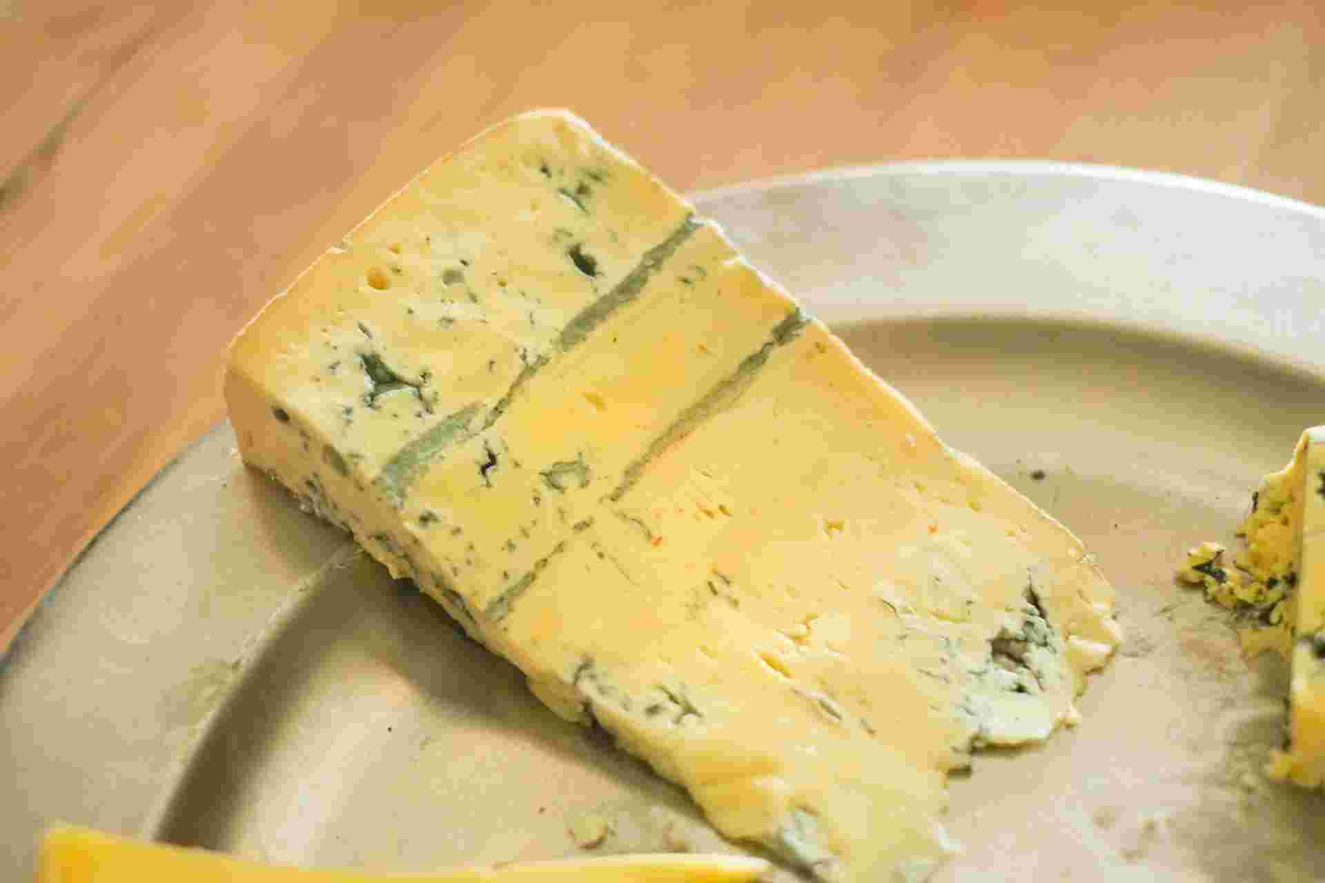 青カビが生えたチーズ