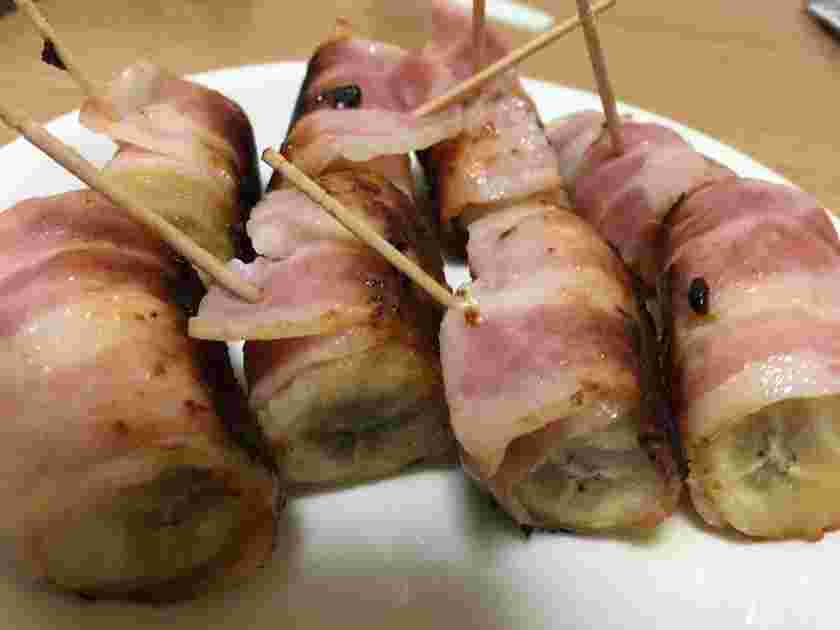 青いバナナを使ったベーコン巻きバナナ
