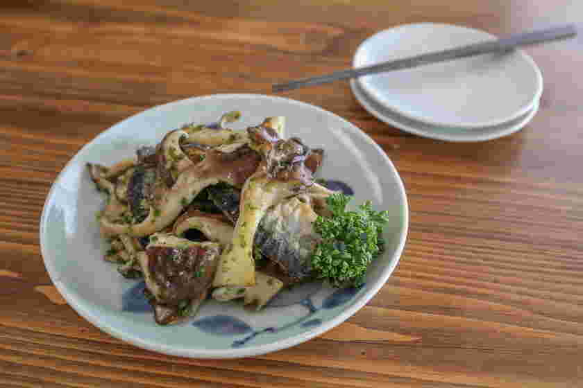 さつまいもご飯と一緒に食べて秋を楽しみたいキノコと秋刀魚の構想バターソテー