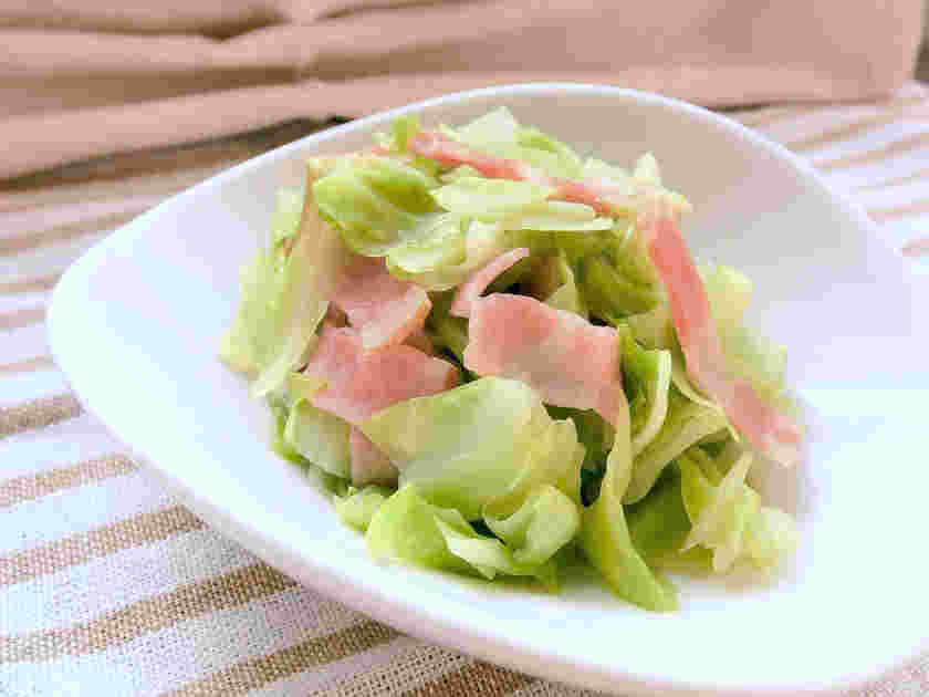 さつまいもご飯のほくほく感にアクセントを加えるキャベツの蒸し煮