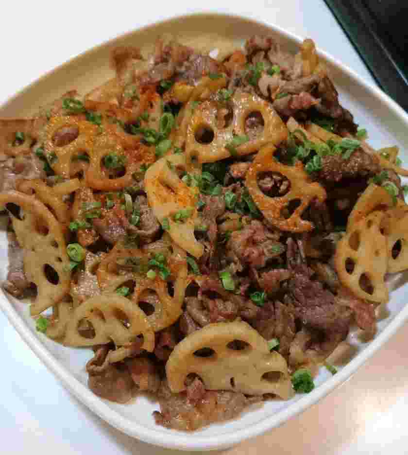 さつまいもご飯と一緒に食べて違う食感を楽しめるれんこんのきんぴら