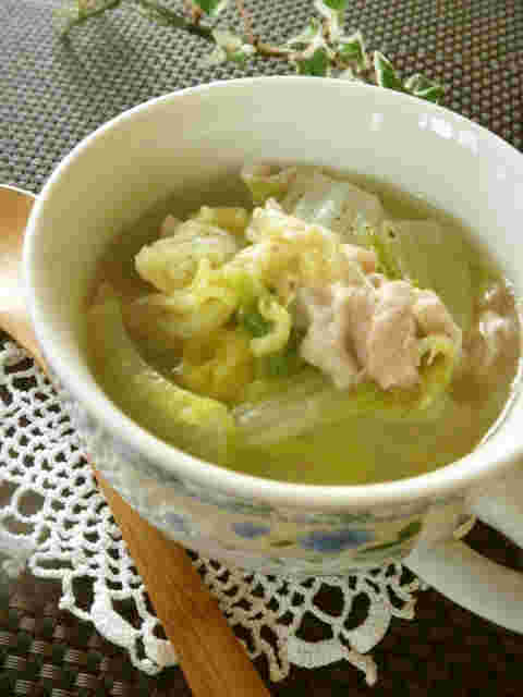 さつまいもご飯に合う白菜と豚肉のスープ
