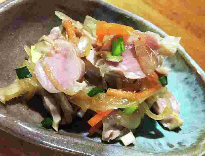 コリコリとした食感がさつまいもご飯に合う砂肝のサラダ
