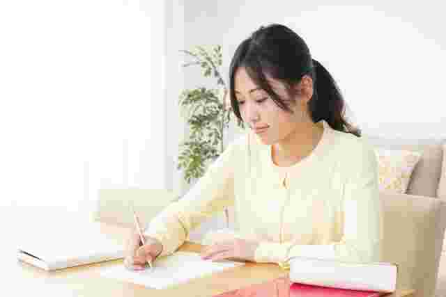 家で勉強する女性