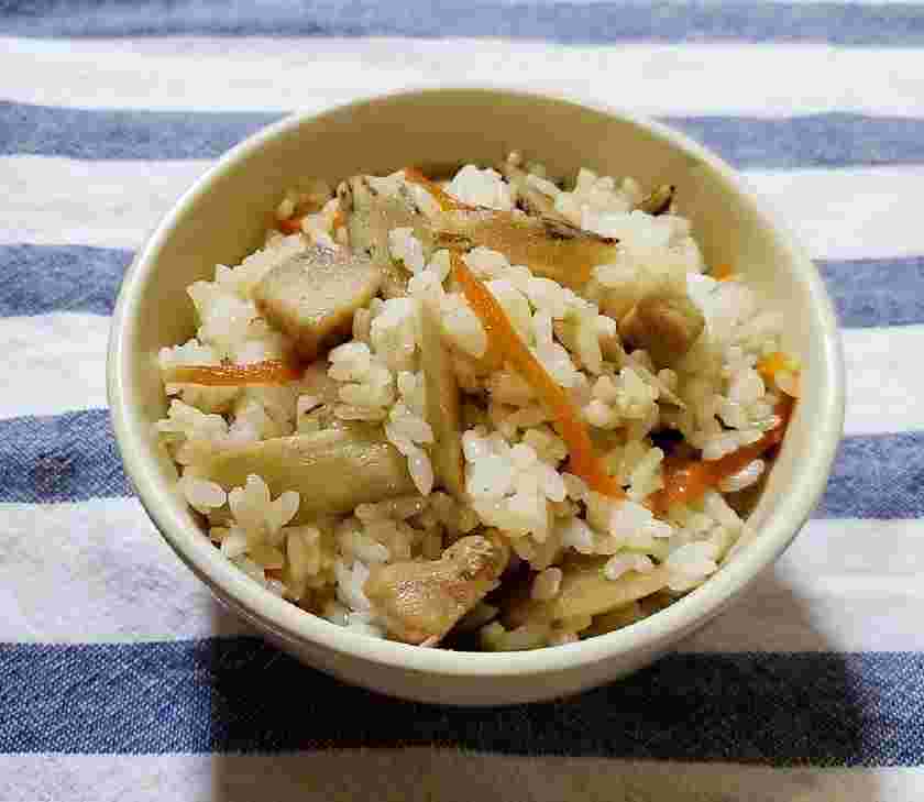さんまの塩焼きに合う鶏ごぼう飯