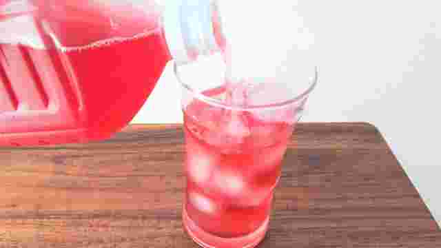 コップに注がれる果実酢