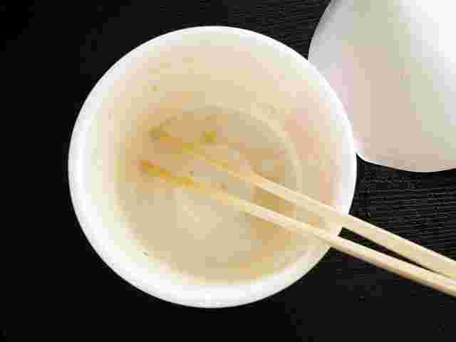 カップラーメンの空容器と割り箸