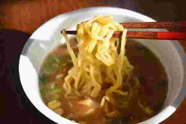 カップラーメンの麺をつかむ箸