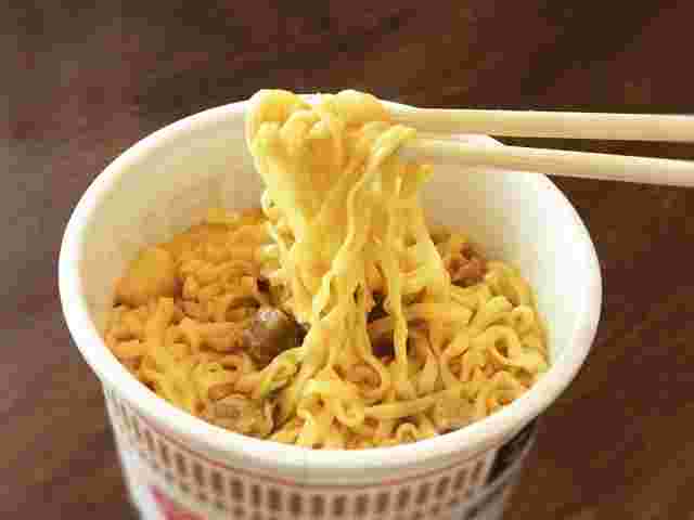 カップラーメンの麺をつかむ割り箸