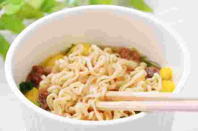 カップラーメンと割り箸