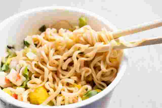 カップラーメンと割り箸