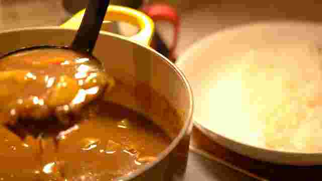カレーをお玉ですくっている様子