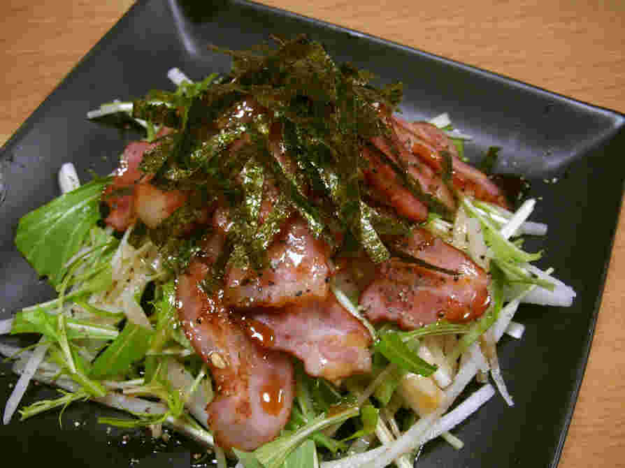 ざるラーメンの献立に合うカリカリベーコンと水菜のサラダ