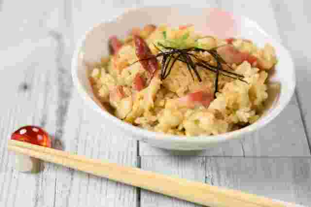 炊き込みご飯と箸