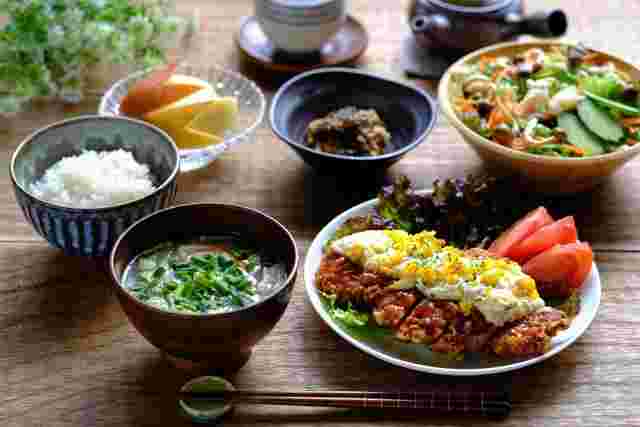 チキン南蛮と味噌汁の定食ランチ