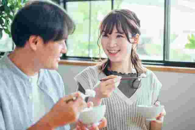 バーミヤンで食事する男女