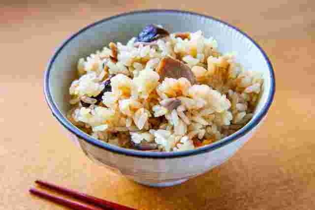 炊き込みご飯と箸