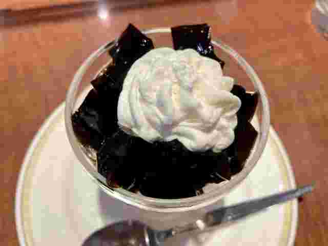 生クリームが乗ったコーヒーゼリー