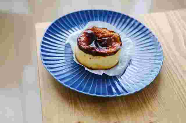 お皿の上にあるバスクチーズケーキ