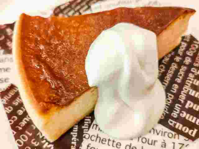 ホイップクリームを乗せたバスクチーズケーキ