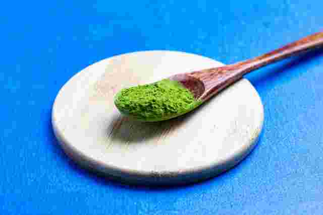 スプーンに乗った粉末緑茶